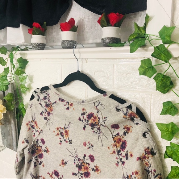•🌼3/$30🌼Xhiliration Grey Floral Printed Crew Neck Sweater Size Medium - Picture 14 of 16